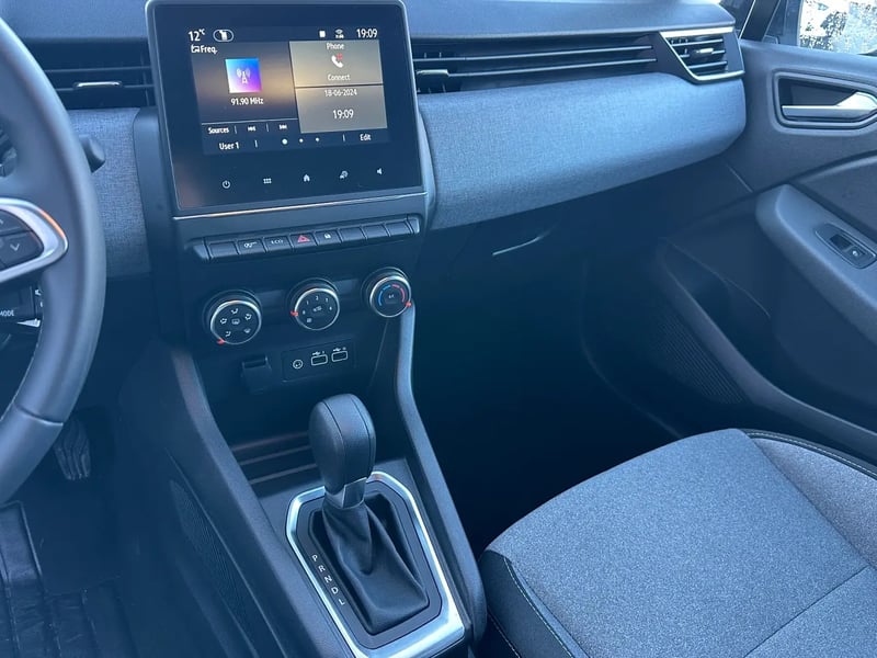 Photo de la voiture RENAULT CLIO V TCe 90 X-Tronic Evolution