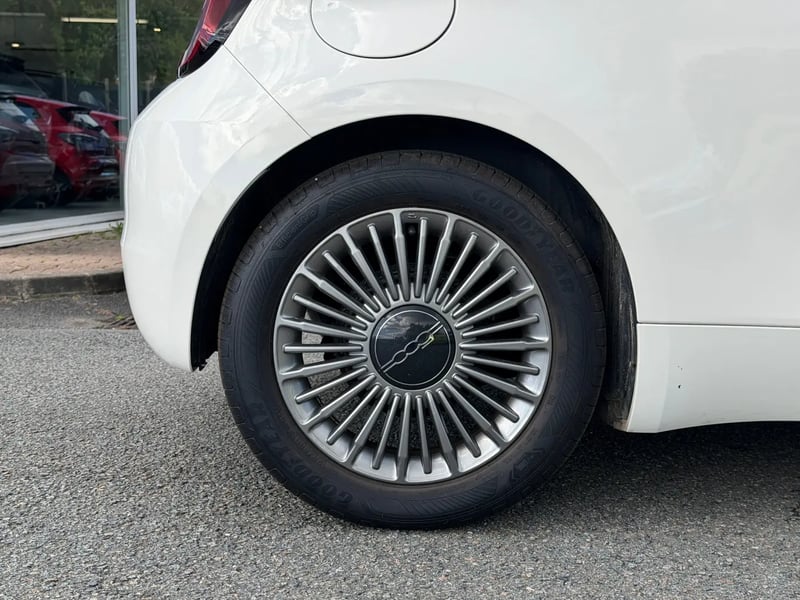 Photo de la voiture FIAT 500e BERLINE 500 e 118 ch Nouvelle 500