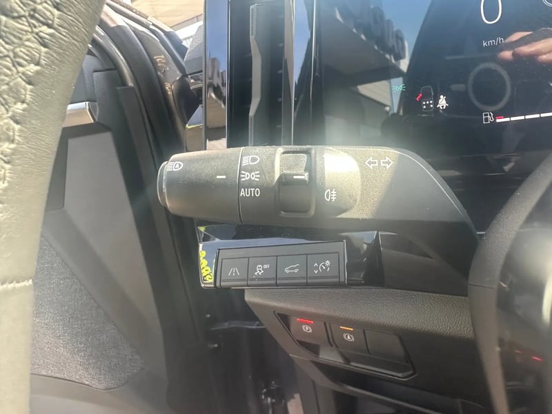Photo de la voiture RENAULT ESPACE VI E-Tech full hybrid 200 GSR2 Techno