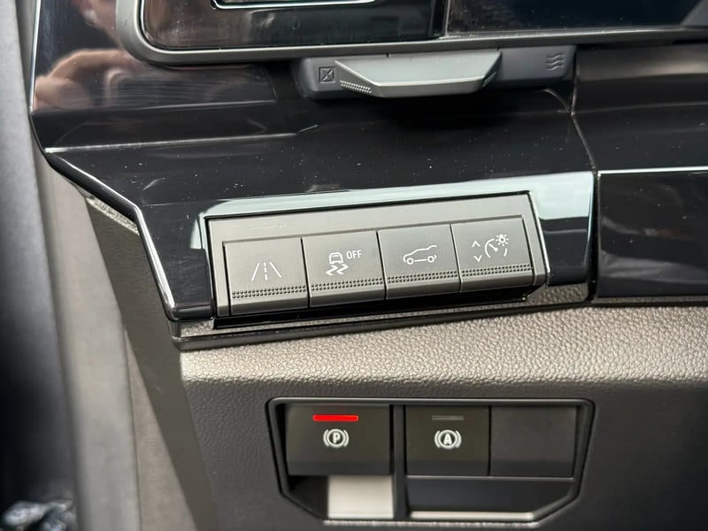Photo de la voiture RENAULT ESPACE VI E-Tech hybrid 200 Techno
