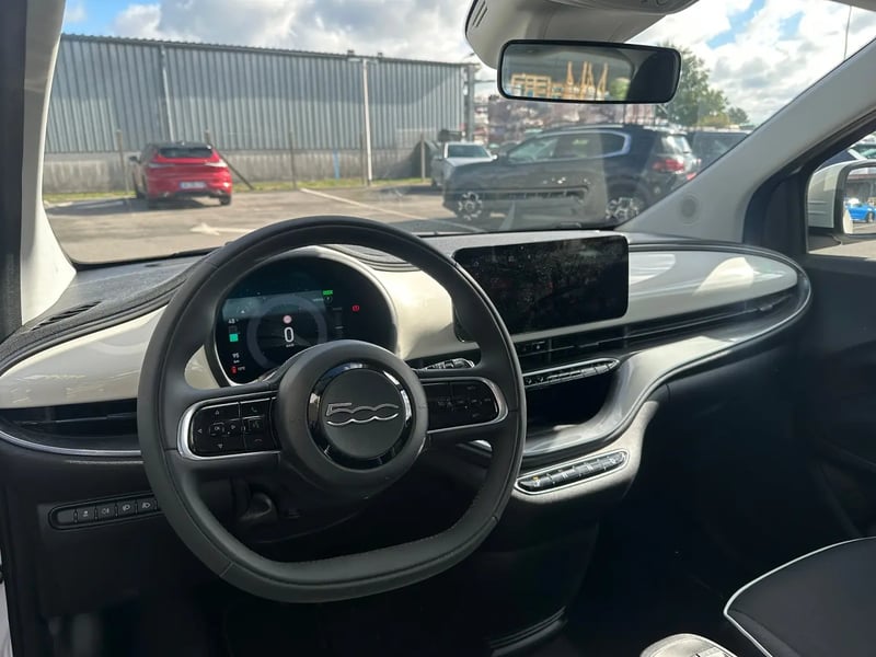 Photo de la voiture FIAT 500e BERLINE 500 e 118 ch Nouvelle 500