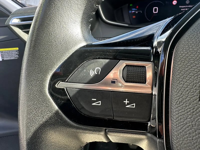 Photo de la voiture PEUGEOT 208 PureTech 100 S&S BVM6 Allure