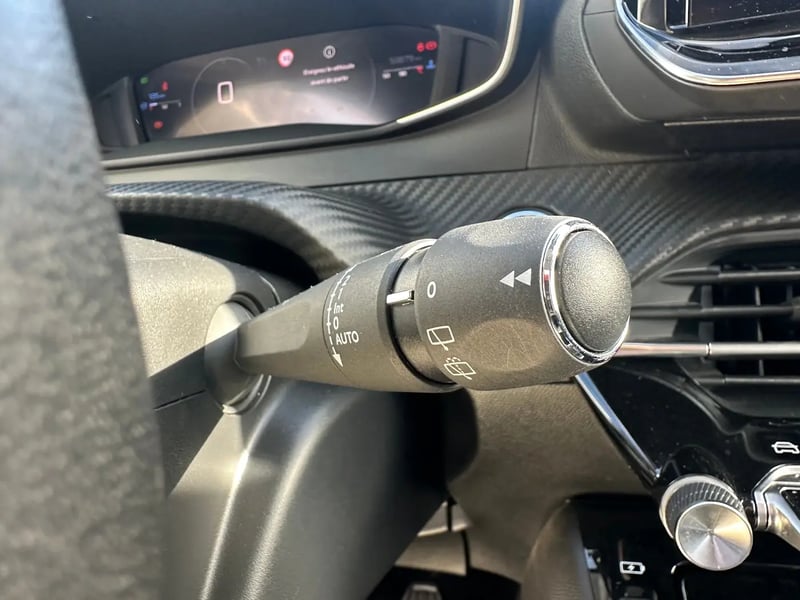 Photo de la voiture PEUGEOT 208 PureTech 100 S&S BVM6 Allure