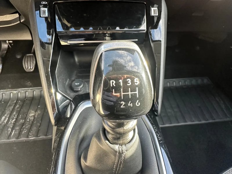 Photo de la voiture PEUGEOT 208 PureTech 100 S&S BVM6 Allure