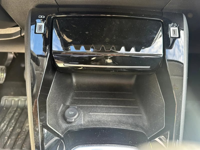 Photo de la voiture PEUGEOT 208 PureTech 100 S&S BVM6 Allure