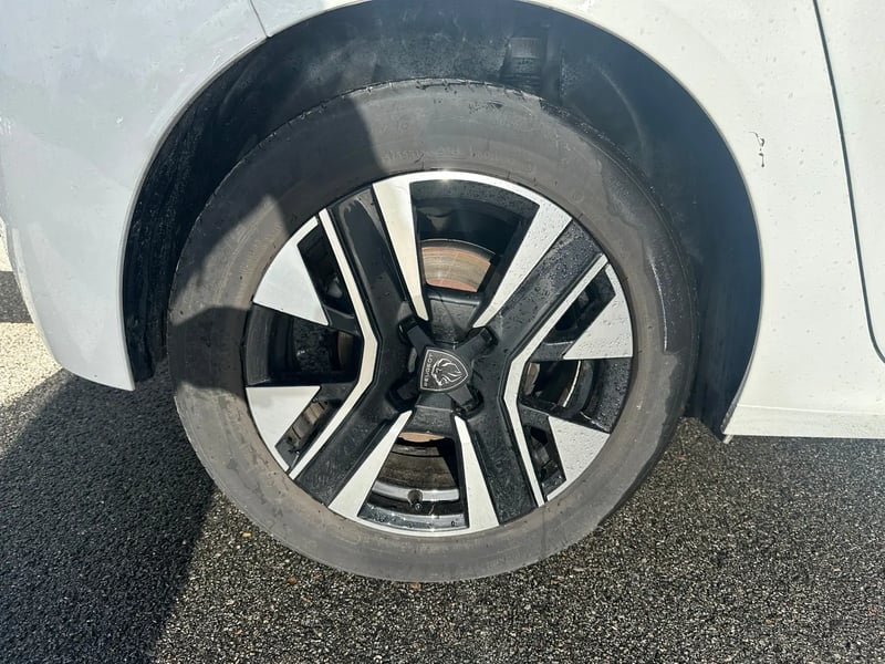 Photo de la voiture PEUGEOT 208 PureTech 100 S&S BVM6 Allure