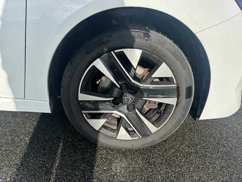 Photo de la voiture PEUGEOT 208 PureTech 100 S&S BVM6 Allure
