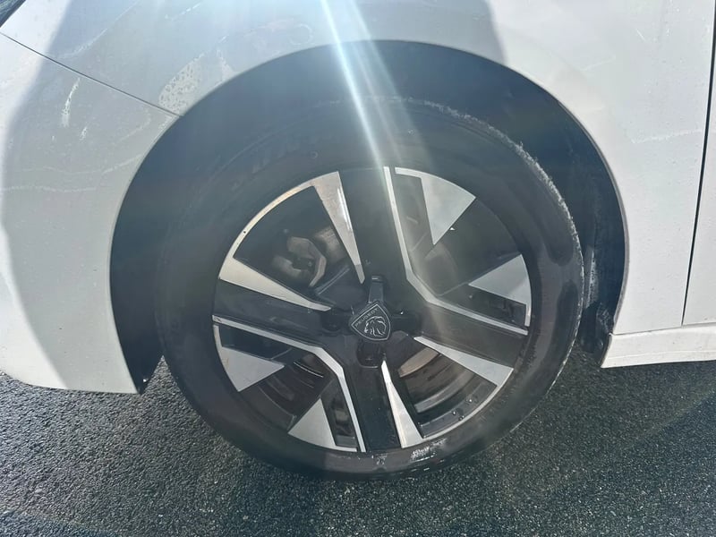 Photo de la voiture PEUGEOT 208 PureTech 100 S&S BVM6 Allure