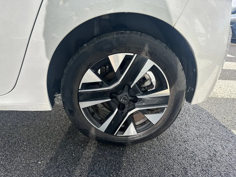 Photo de la voiture PEUGEOT 208 PureTech 100 S&S BVM6 Allure