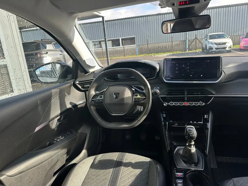Photo de la voiture PEUGEOT 208 PureTech 100 S&S BVM6 Allure
