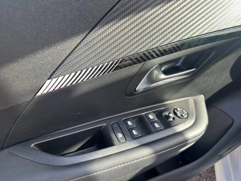 Photo de la voiture PEUGEOT 208 PureTech 100 S&S BVM6 Allure