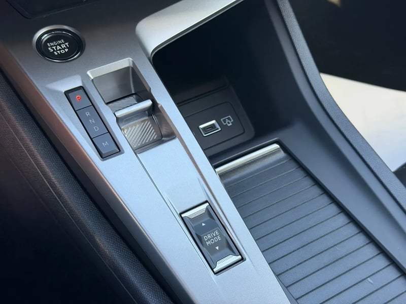 Photo de la voiture PEUGEOT 308 Hybrid 145 e-DCS6 Allure