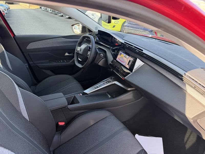Photo de la voiture PEUGEOT 308 Hybrid 145 e-DCS6 Allure