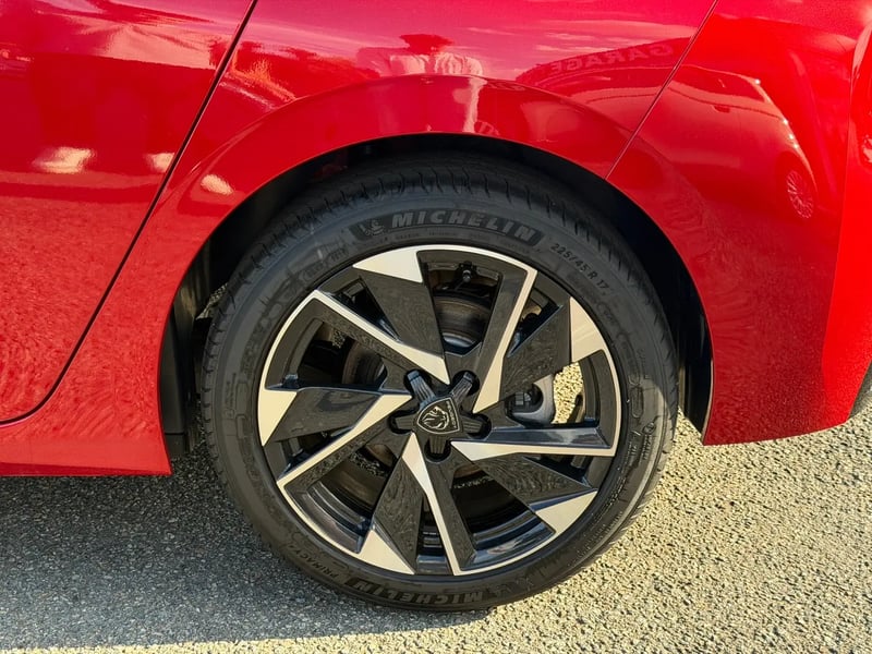 Photo de la voiture PEUGEOT 308 Hybrid 145 e-DCS6 Allure