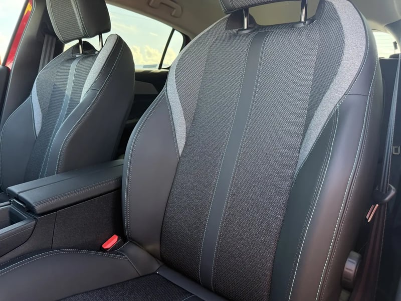 Photo de la voiture PEUGEOT 308 Hybrid 145 e-DCS6 Allure