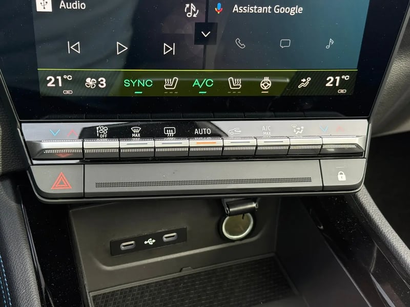 Photo de la voiture RENAULT AUSTRAL full hybrid E-Tech 200 ch Esprit Alpine