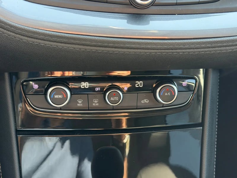 Photo de la voiture OPEL GRANDLAND X BUSINESS 1.5 Diesel 130 ch BVA6 Innovation Business