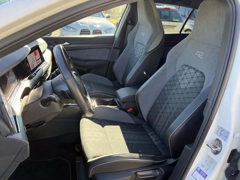Photo de la voiture VOLKSWAGEN GOLF 1.5 eTSI OPF 150 DSG7 R-Line