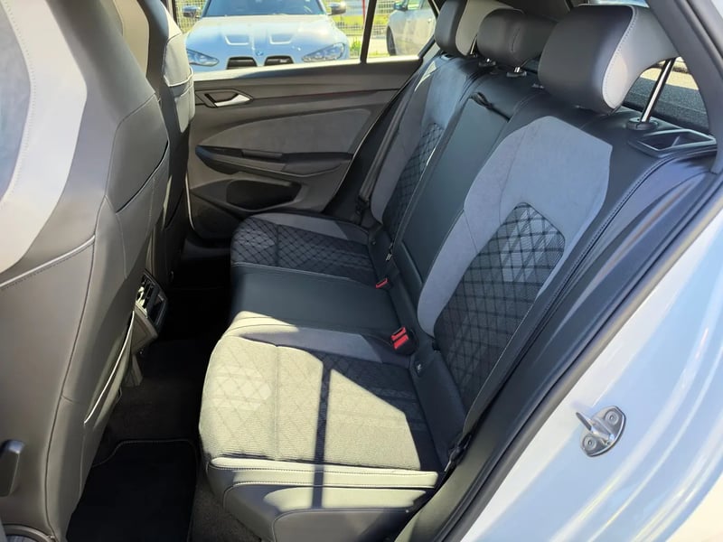 Photo de la voiture VOLKSWAGEN GOLF 1.5 eTSI OPF 150 DSG7 R-Line
