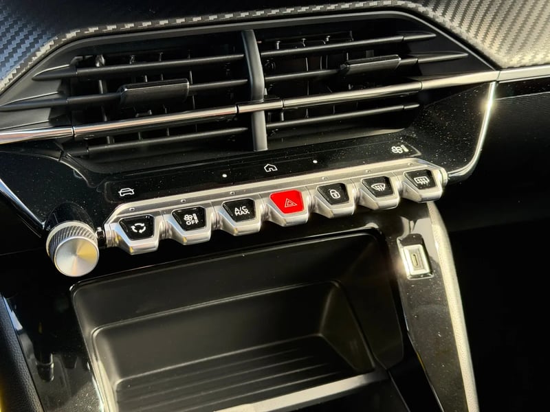 Photo de la voiture PEUGEOT 208 Hybrid 110 ch e-DCS6 Style
