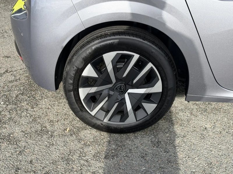 Photo de la voiture PEUGEOT 208 Hybrid 110 ch e-DCS6 Style