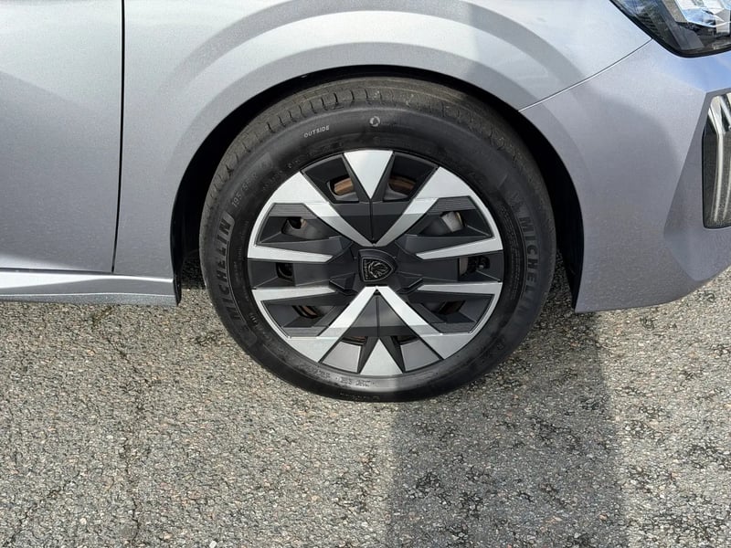 Photo de la voiture PEUGEOT 208 Hybrid 110 ch e-DCS6 Style