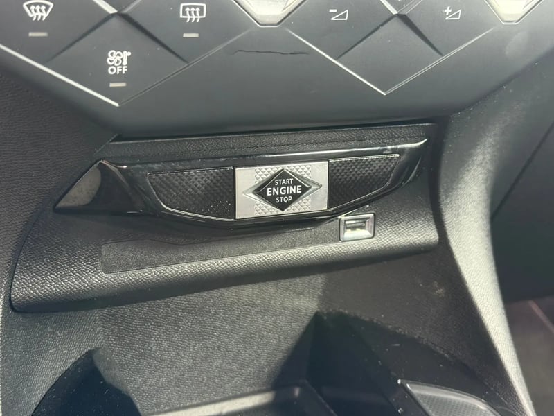 Photo de la voiture DS DS 3 CROSSBACK DS3 Crossback PureTech 130 EAT8 Performance Line