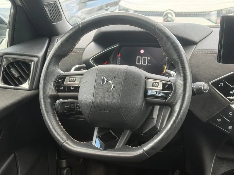 Photo de la voiture DS DS 3 CROSSBACK DS3 Crossback PureTech 130 EAT8 Performance Line