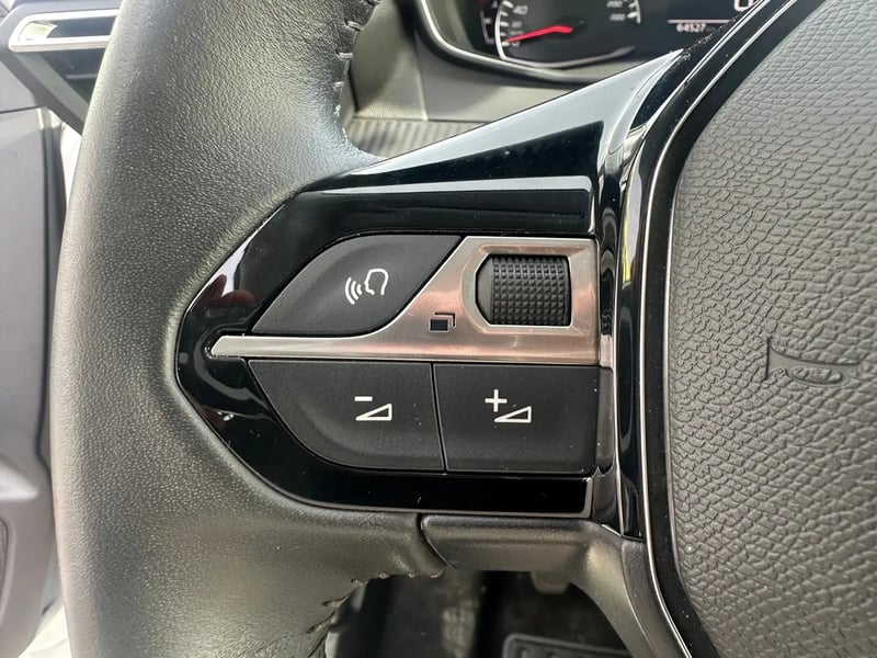 Photo de la voiture PEUGEOT 208 PureTech 100 S&S BVM6 Active Pack