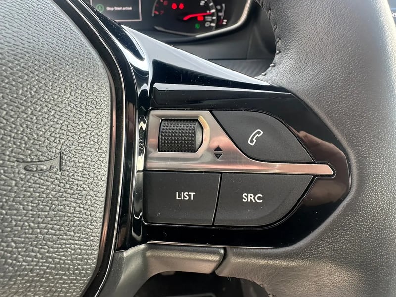 Photo de la voiture PEUGEOT 208 PureTech 100 S&S BVM6 Active Pack