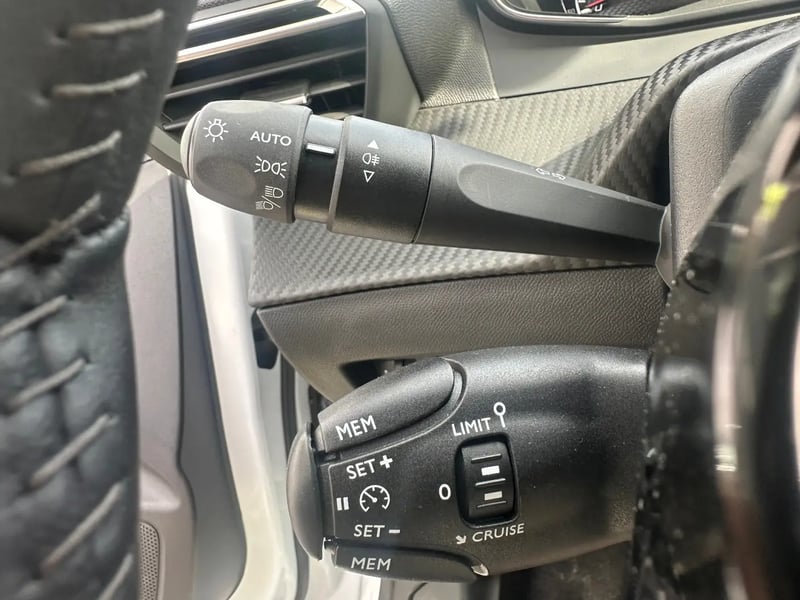 Photo de la voiture PEUGEOT 208 PureTech 100 S&S BVM6 Active Pack