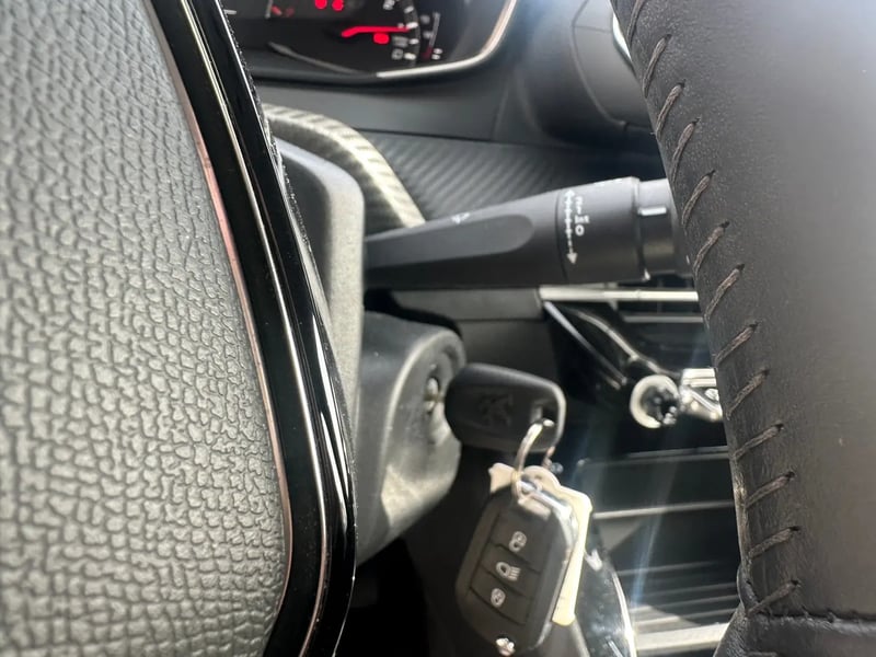 Photo de la voiture PEUGEOT 208 PureTech 100 S&S BVM6 Active Pack