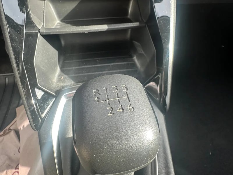 Photo de la voiture PEUGEOT 208 PureTech 100 S&S BVM6 Active Pack