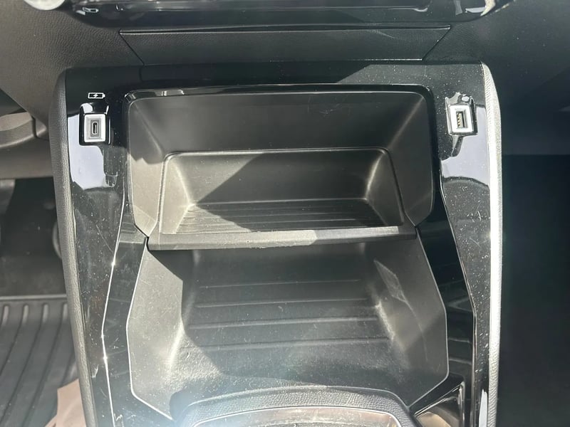 Photo de la voiture PEUGEOT 208 PureTech 100 S&S BVM6 Active Pack