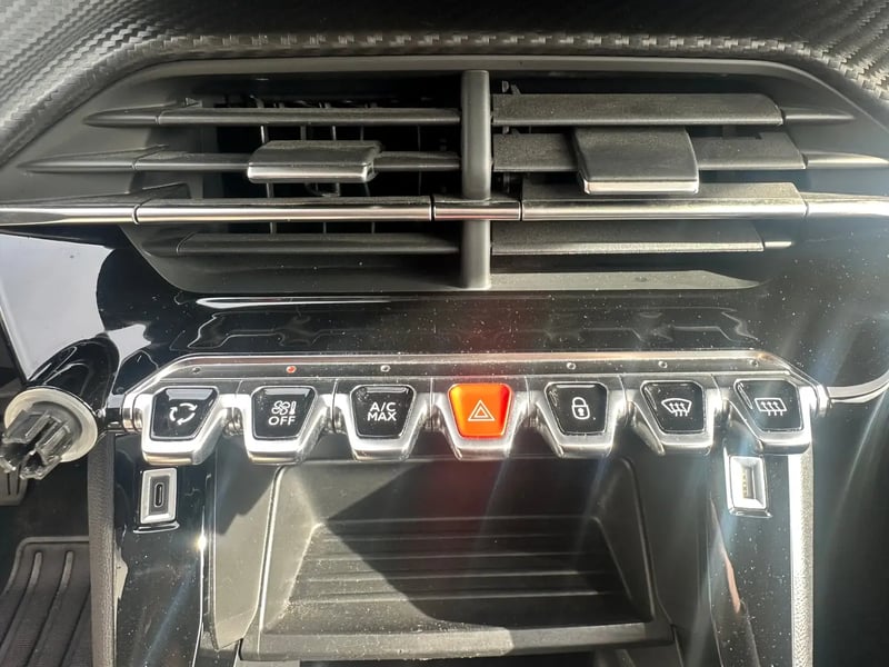 Photo de la voiture PEUGEOT 208 PureTech 100 S&S BVM6 Active Pack