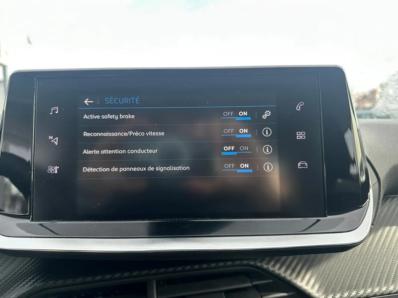 Photo de la voiture PEUGEOT 208 PureTech 100 S&S BVM6 Active Pack
