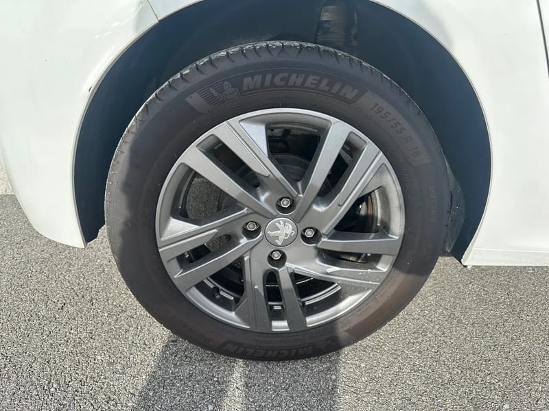 Photo de la voiture PEUGEOT 208 PureTech 100 S&S BVM6 Active Pack