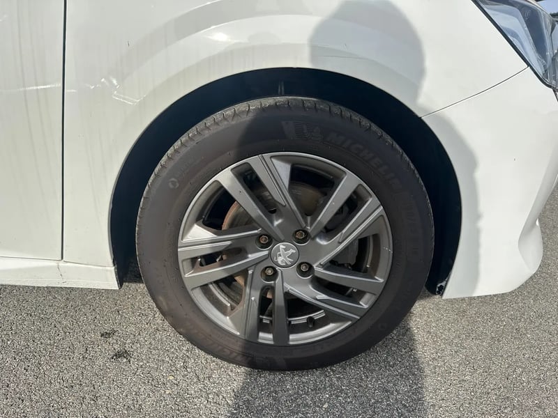 Photo de la voiture PEUGEOT 208 PureTech 100 S&S BVM6 Active Pack
