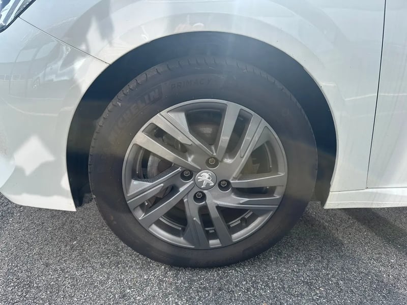 Photo de la voiture PEUGEOT 208 PureTech 100 S&S BVM6 Active Pack