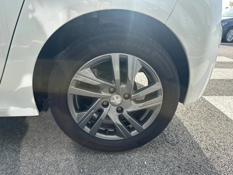 Photo de la voiture PEUGEOT 208 PureTech 100 S&S BVM6 Active Pack