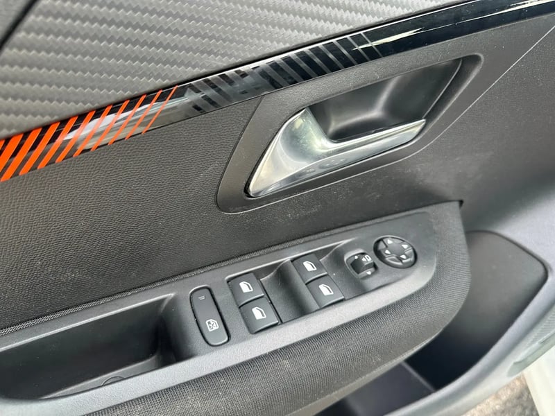 Photo de la voiture PEUGEOT 208 PureTech 100 S&S BVM6 Active Pack