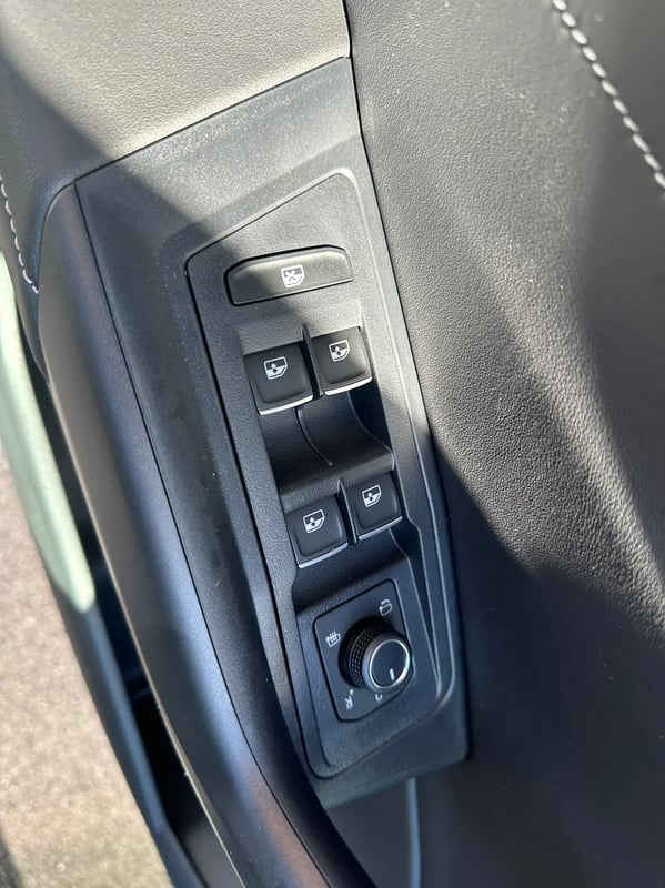 Photo de la voiture VOLKSWAGEN T-ROC 1.5 TSI EVO2 150 Start/Stop DSG7 R-Line Edition