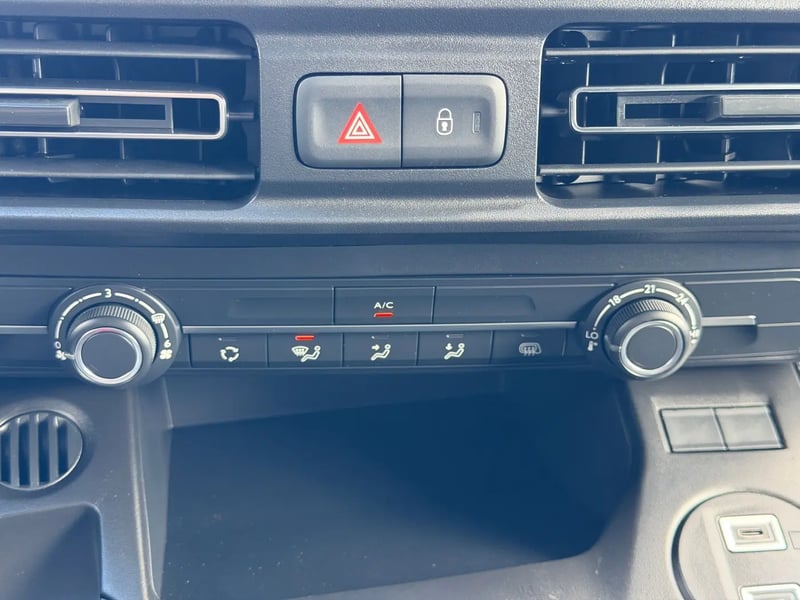 Photo de la voiture PEUGEOT PARTNER FOURGON FGN DIESEL 100 CH M MANUELLE