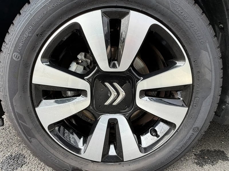 Photo de la voiture CITROEN C3 PureTech 83 S&S BVM5 Shine