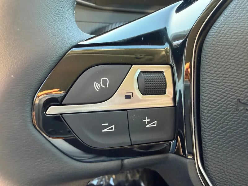 Photo de la voiture PEUGEOT 208 Hybrid 110 ch e-DCS6 Allure