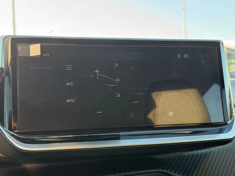Photo de la voiture PEUGEOT 208 Hybrid 110 ch e-DCS6 Allure