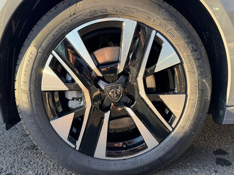 Photo de la voiture PEUGEOT 208 Hybrid 110 ch e-DCS6 Allure