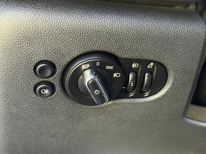 Photo de la voiture MINI HATCH 5 PORTES F55 One 102 ch Edition Shoreditch