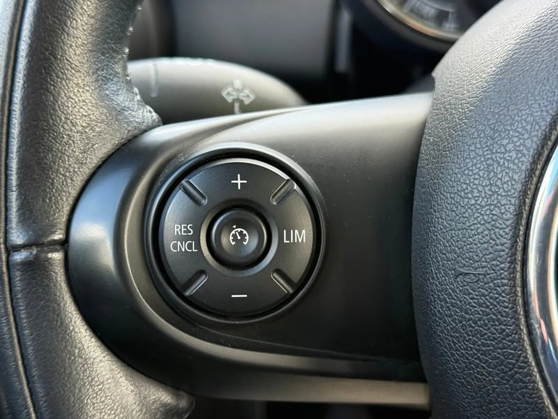 Photo de la voiture MINI HATCH 5 PORTES F55 One 102 ch Edition Shoreditch