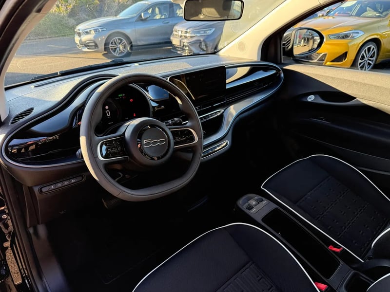 Photo de la voiture FIAT 500e BERLINE 500 e 118ch MY24 NOIR